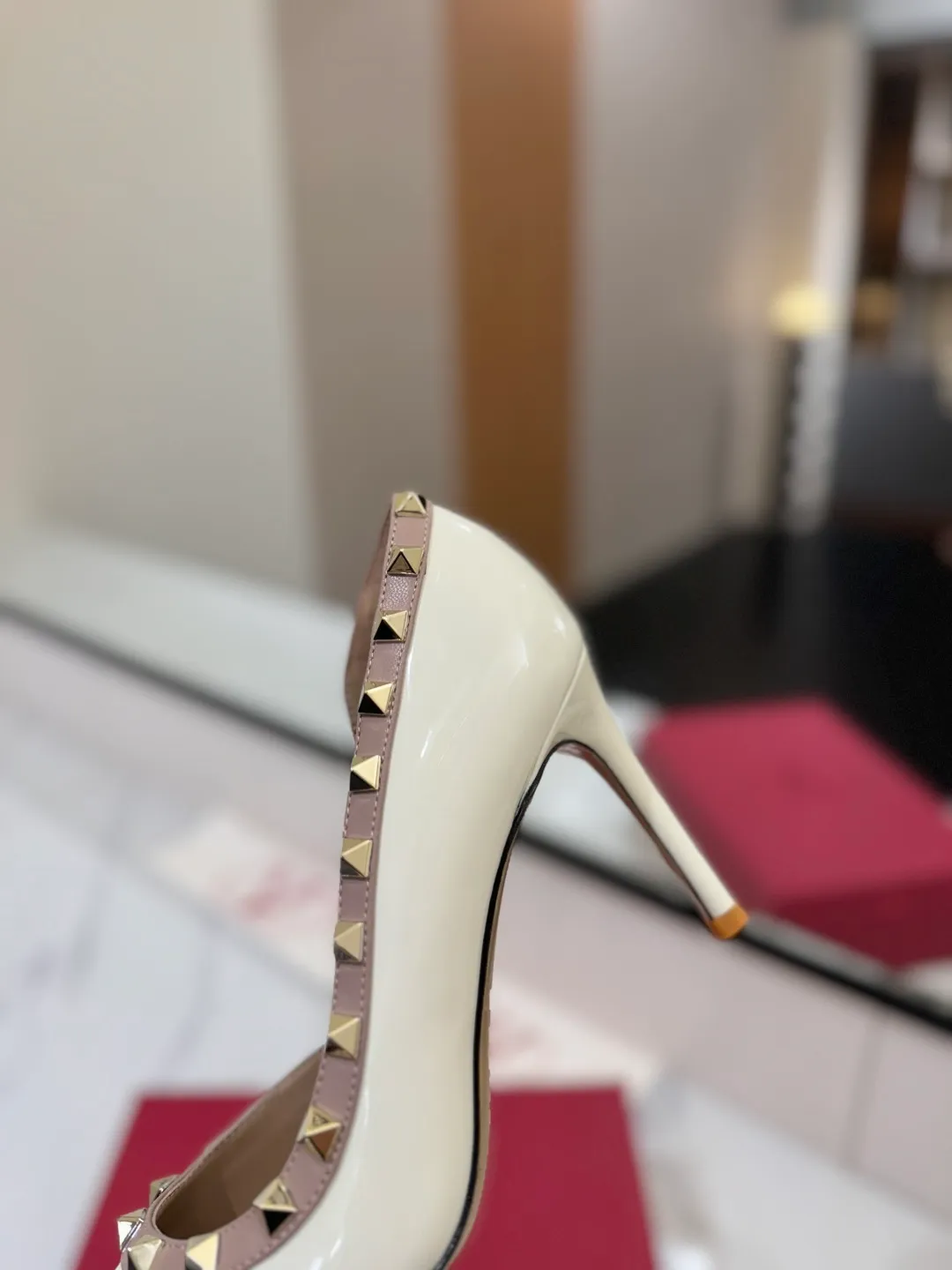 👟👟Ex-factory price 580👟👟 Valentino/Valentino rivet VT classic shoes, top replica! The side curves are perfect, the original molded custom-made rust-free rivets, and the textured hardware bring out a full sense of high-end, giving you a genuine foot feel! The first choice for high-end customers❤️ [Material] Upper: Original imported custom patent leather Lining: Original imported goatskin Outsole: Imported pearlescent leather outsole Heel height: 6.5CM Code number: 35-39 [34, 40, 41, 42 custom-made are not returnable]